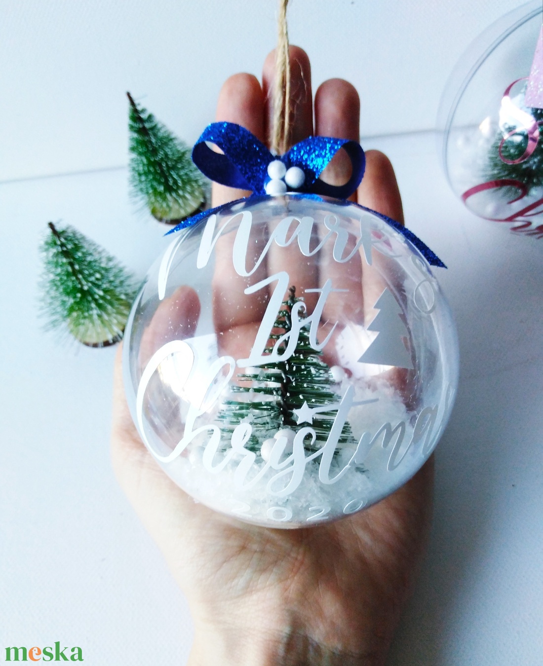 karácsonyi gömb dísz szöveggel feliratozva, Mini Fenyővel És Műhóval, Választható Felirat, fenyő és Masni Szín akciós termékkép 1