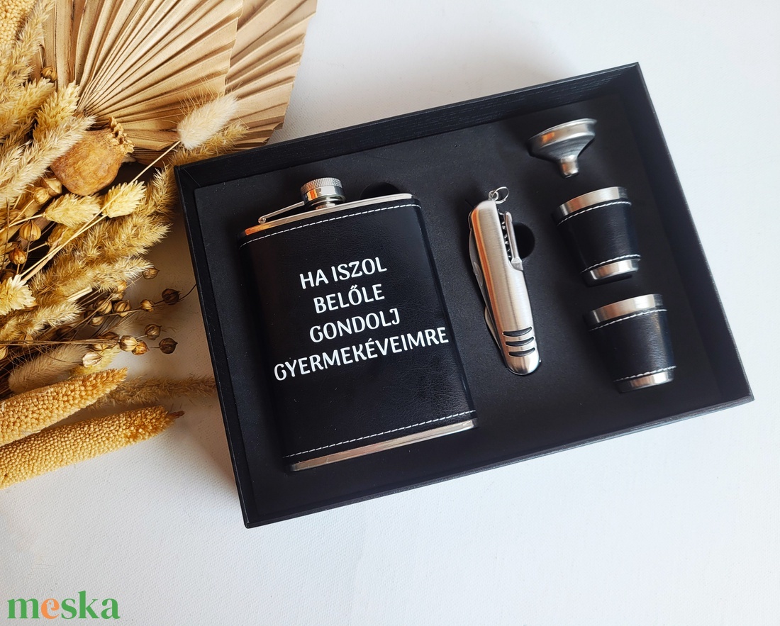 Szülőköszöntő flaska, laposüveg személyre szabva szettben díszcsomagolásban - esküvő - emlék & ajándék - szülőköszöntő ajándék - Meska.hu Szülőköszöntő flaska, laposüveg személyre szabva szettben díszcsomagolásban - esküvő - emlék & ajándék - szülőköszöntő ajándék - Meska.hu