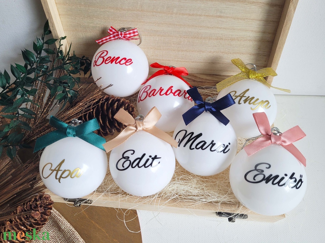 karácsonyi gömb névvel feliratozva, 6cm, választható név és masni szín, fehér, piros - karácsony - karácsonyi lakásdekoráció - karácsonyfadíszek - Meska.hu
