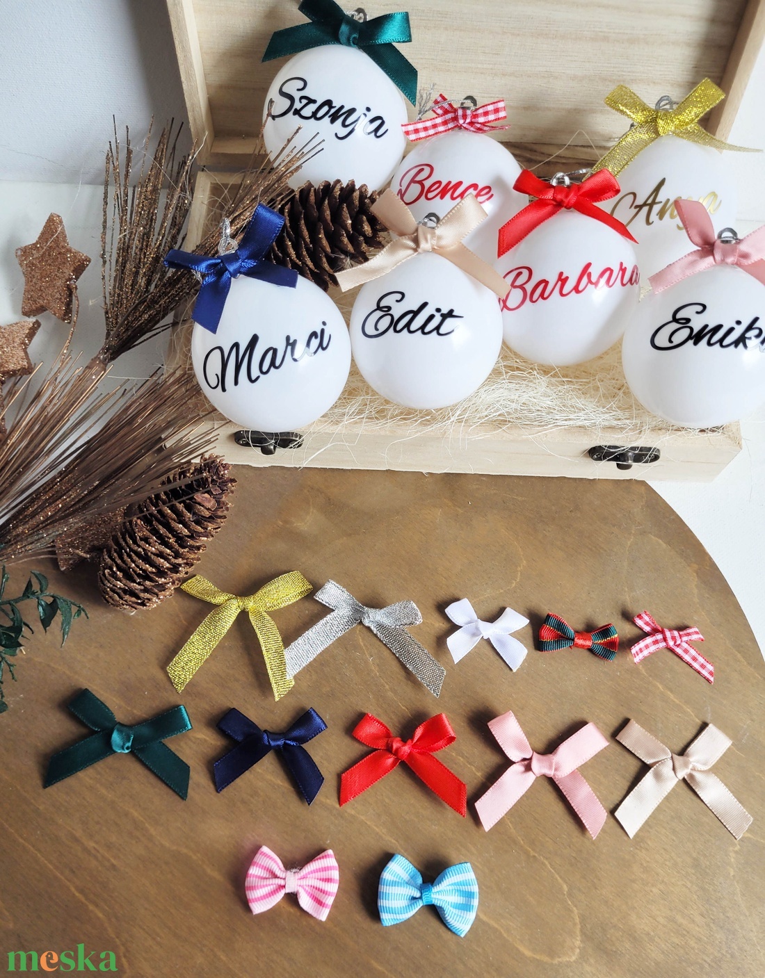 karácsonyi gömb névvel feliratozva, 6cm, választható név és masni szín, fehér, piros - karácsony - karácsonyi lakásdekoráció - karácsonyfadíszek - Meska.hu