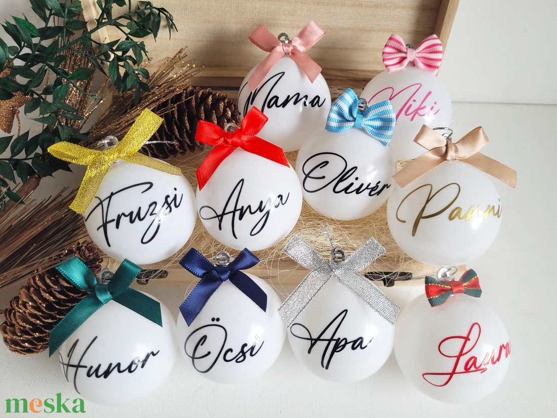 karácsonyi gömb névvel feliratozva, 6cm, választható név és masni szín, fehér, piros - karácsony - karácsonyi lakásdekoráció - karácsonyfadíszek - Meska.hu
