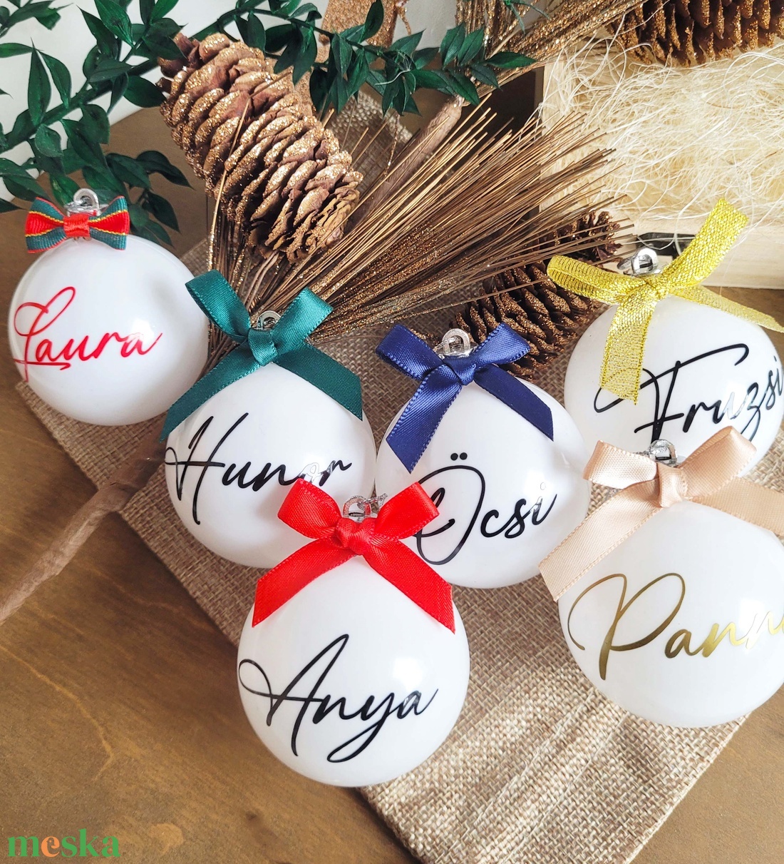 karácsonyi gömb névvel feliratozva, 6cm, választható név és masni szín, fehér, piros - karácsony - karácsonyi lakásdekoráció - karácsonyfadíszek - Meska.hu