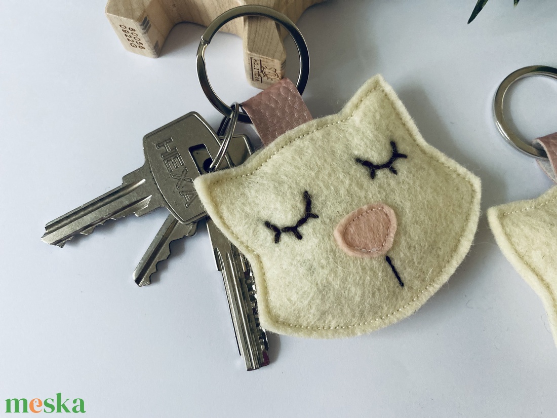 Aranyos cicás kulcstartó  Kézzel készített gyapjúfilcből - táska & tok - kulcstartó & táskadísz - kulcstartó - Meska.hu