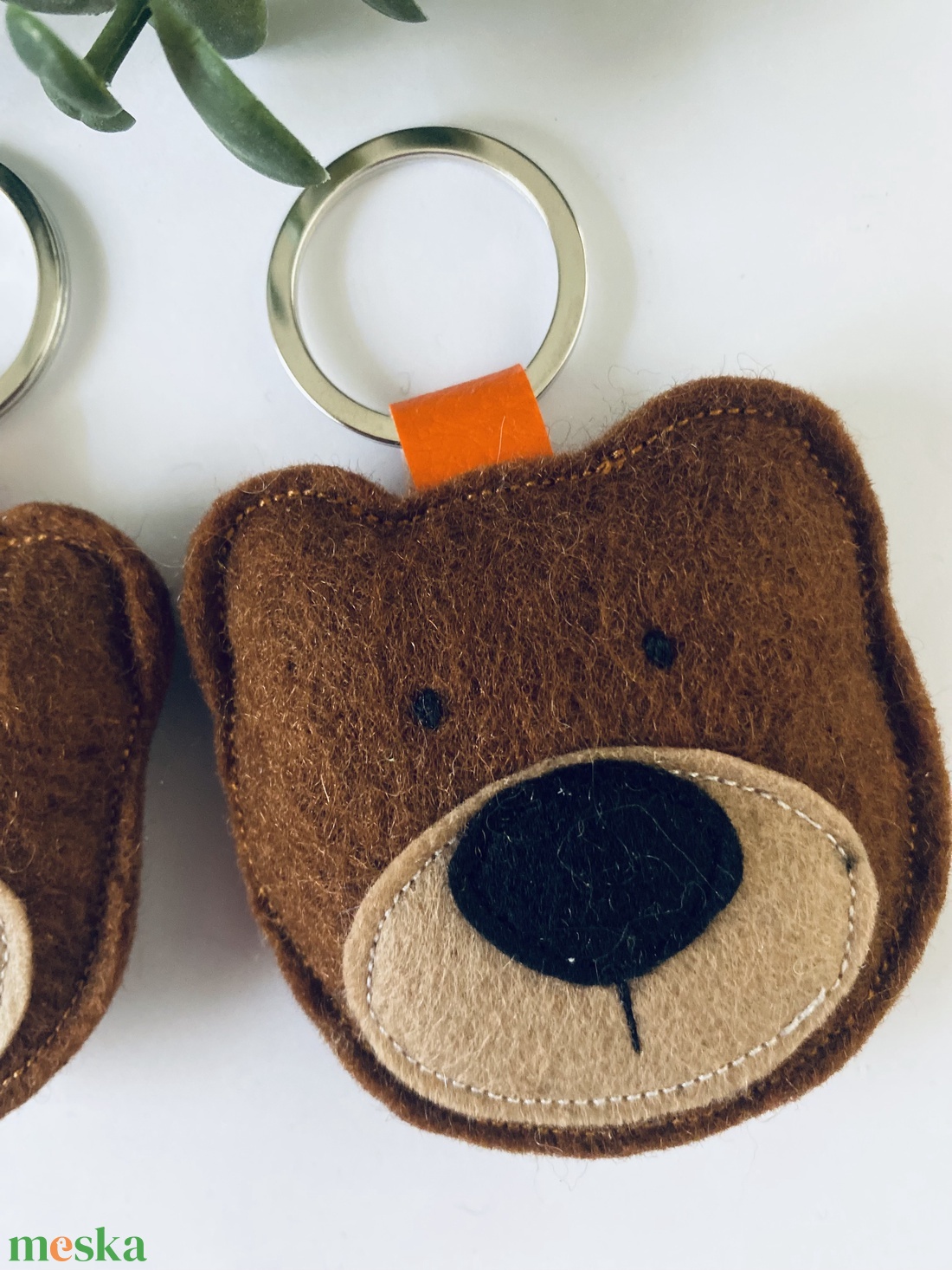 Aranyos macis kulcstartó Kézzel készült gyapjúfilcből - táska & tok - kulcstartó & táskadísz - kulcstartó - Meska.hu Aranyos macis kulcstartó Kézzel készült gyapjúfilcből - táska & tok - kulcstartó & táskadísz - kulcstartó - Meska.hu