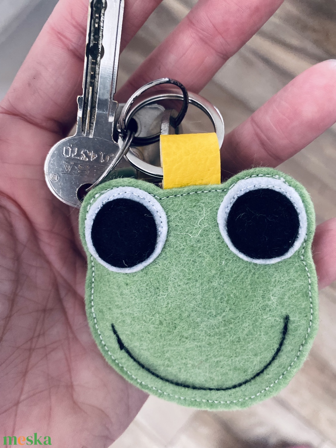 Cuki békás kulcstartó Kézzel készített gyapjúfilcből - táska & tok - kulcstartó & táskadísz - kulcstartó - Meska.hu Cuki békás kulcstartó Kézzel készített gyapjúfilcből - táska & tok - kulcstartó & táskadísz - kulcstartó - Meska.hu