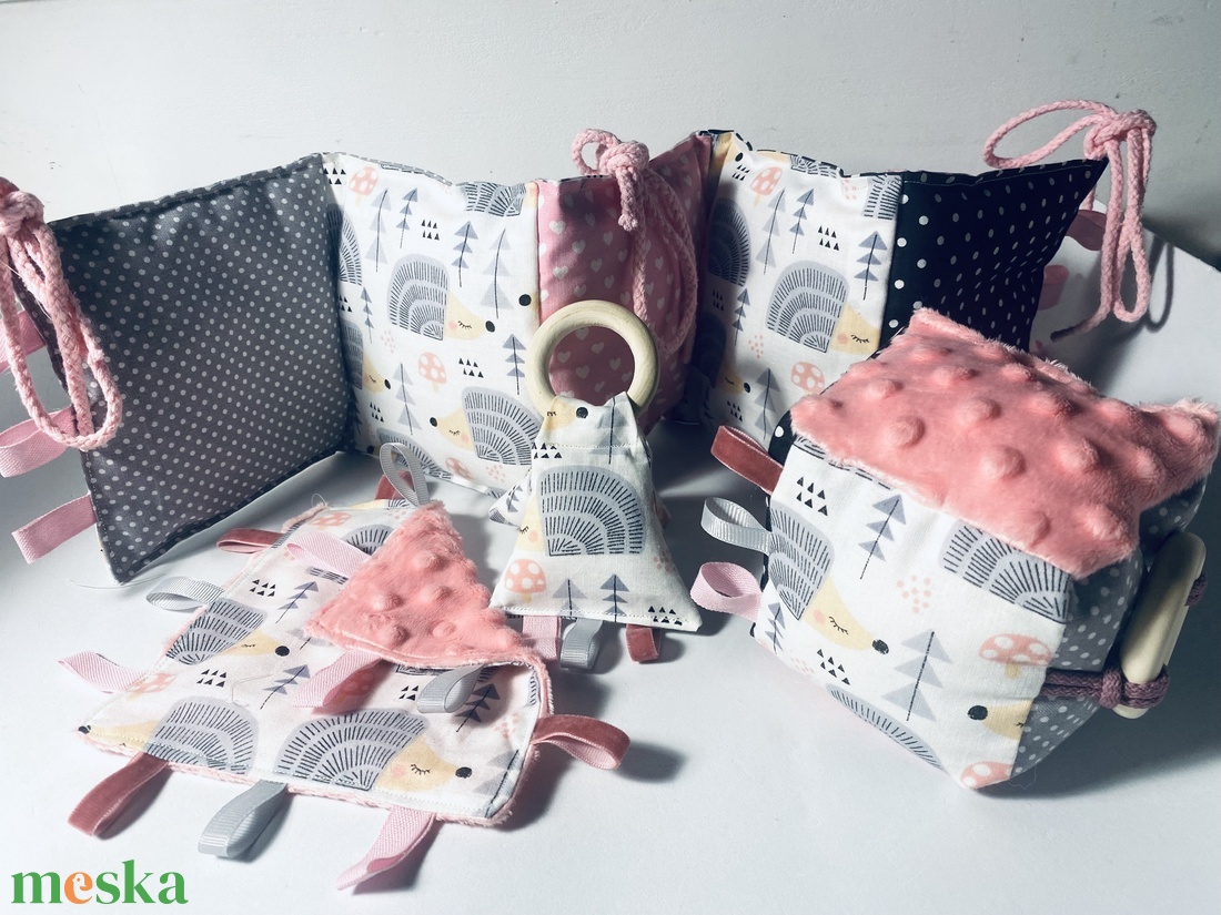 Babaköszöntő ajándékcsomag  kézműves babakocka, rácsvédő, rágóka és címkerongyi újszülötteknek - játék & sport - babalátogató ajándékcsomag - Meska.hu