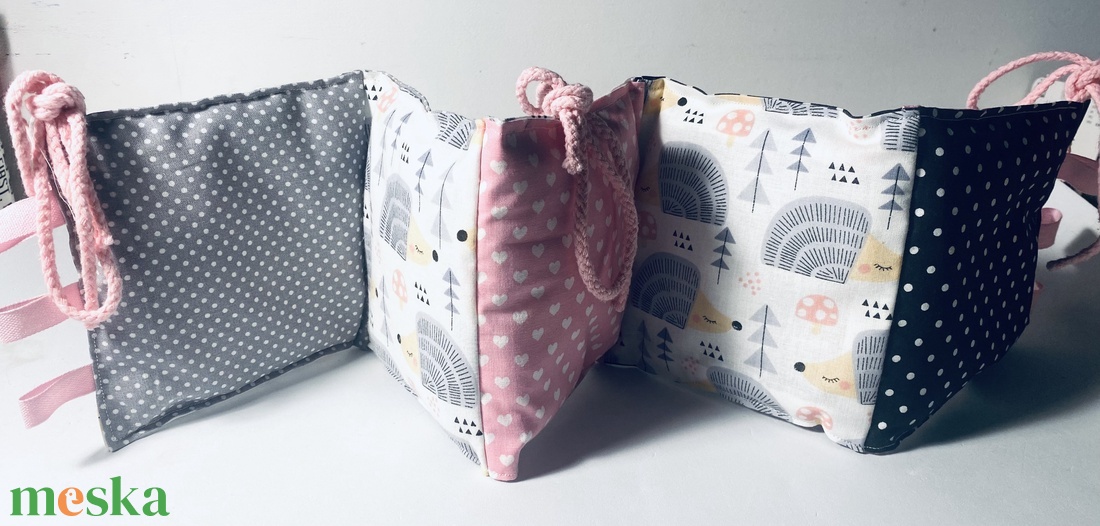 Babaköszöntő ajándékcsomag  kézműves babakocka, rácsvédő, rágóka és címkerongyi újszülötteknek - játék & sport - babalátogató ajándékcsomag - Meska.hu