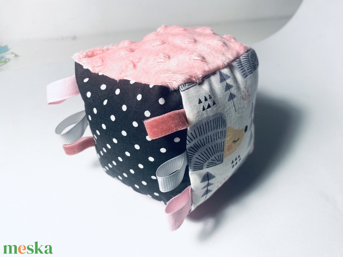 Babaköszöntő ajándékcsomag  kézműves babakocka, rácsvédő, rágóka és címkerongyi újszülötteknek - játék & sport - babalátogató ajándékcsomag - Meska.hu