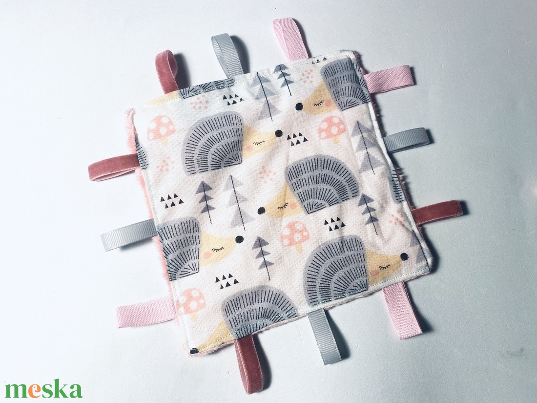 Babaköszöntő ajándékcsomag  kézműves babakocka, rácsvédő, rágóka és címkerongyi újszülötteknek - játék & sport - babalátogató ajándékcsomag - Meska.hu