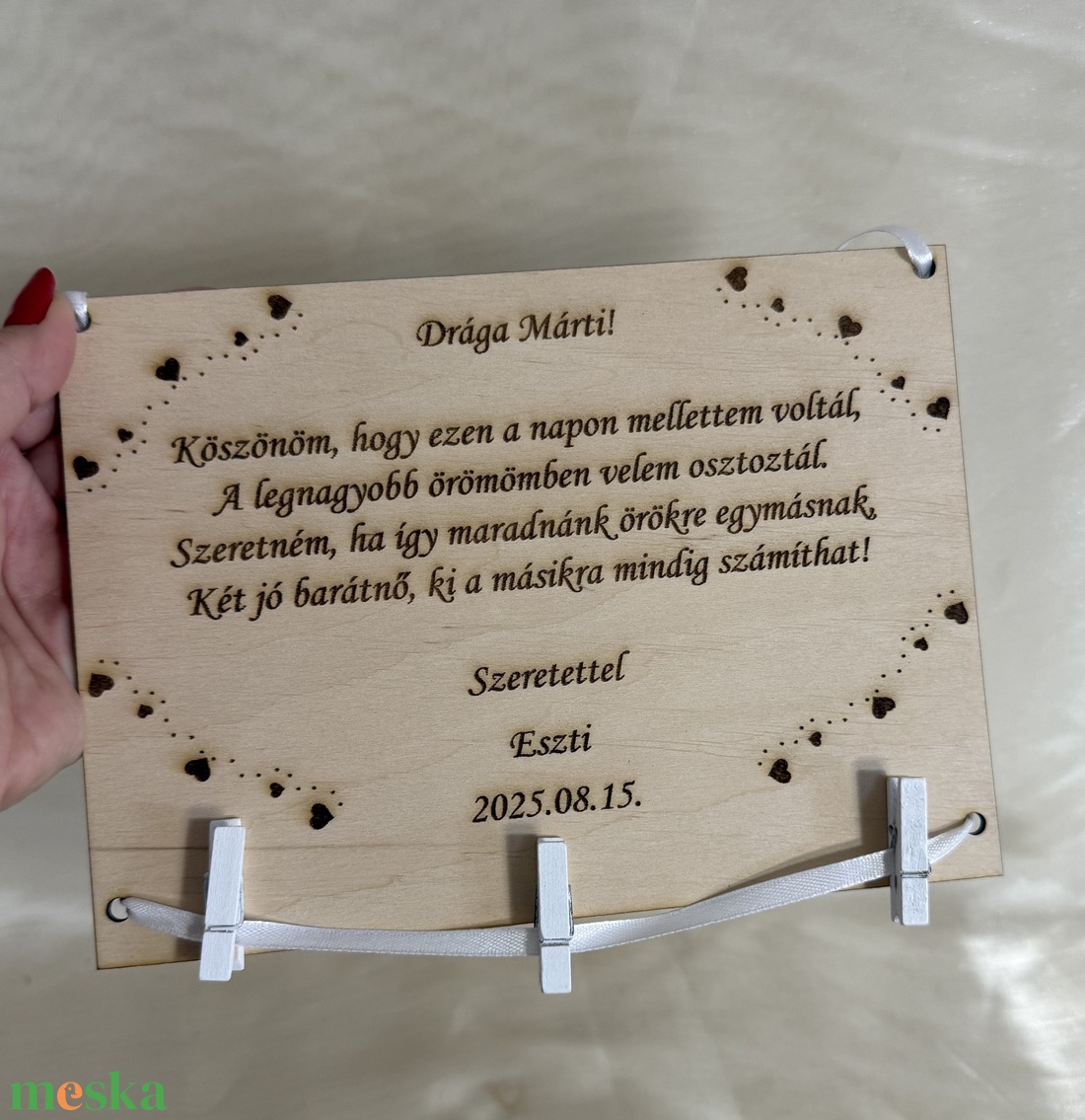 Szülőköszöntő ajándék csipeszes kép esküvő alkalmából, melyre 3 fotó helyezhető - esküvő - emlék & ajándék - szülőköszöntő ajándék - Meska.hu Szülőköszöntő ajándék csipeszes kép esküvő alkalmából, melyre 3 fotó helyezhető - esküvő - emlék & ajándék - szülőköszöntő ajándék - Meska.hu