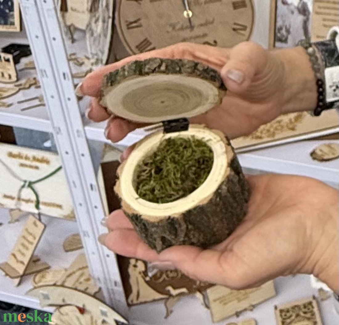 Rönkfa fedeles gyűrűtartó esküvőre egyedi nevekkel - esküvő - kiegészítők - gyűrűtartó & gyűrűpárna - Meska.hu Rönkfa fedeles gyűrűtartó esküvőre egyedi nevekkel - esküvő - kiegészítők - gyűrűtartó & gyűrűpárna - Meska.hu