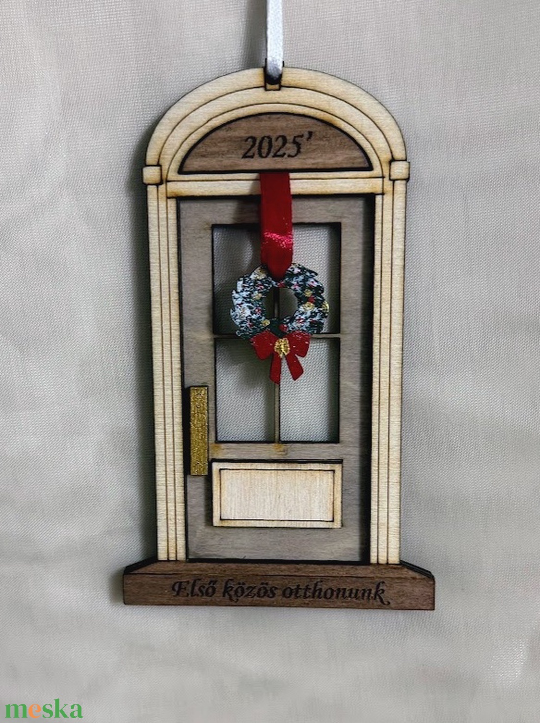 Ajtó adventi koszorúval több rétegű kézzel festett karácsonyfadísz fából  - karácsony - karácsonyi lakásdekoráció - karácsonyfadíszek - Meska.hu