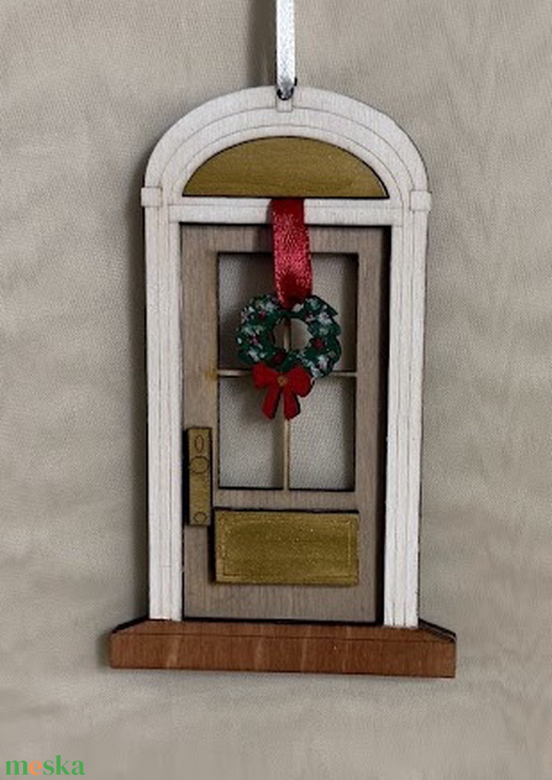 Ajtó adventi koszorúval több rétegű kézzel festett karácsonyfadísz fából  - karácsony - karácsonyi lakásdekoráció - karácsonyfadíszek - Meska.hu
