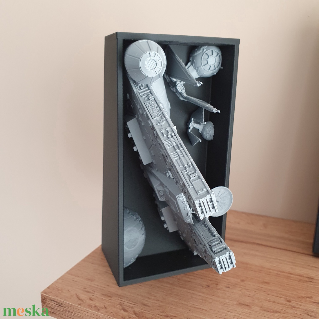 Star Wars ihlette könyvtámasz � Imperial Star Destroyer dioráma, egyedi polcdísz - otthon & életmód - dekoráció - asztal és polc dekoráció - könyvtámasz - Meska.hu