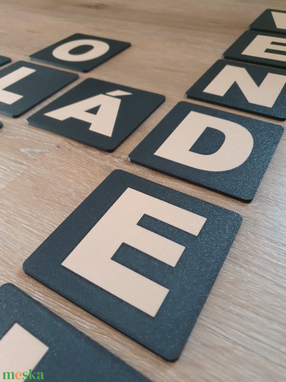 Személyre szabott Scrabble stílusú családi fali dekoráció � egyedi nevekkel - otthon & életmód - dekoráció - fali és függő dekoráció - betű & név - Meska.hu