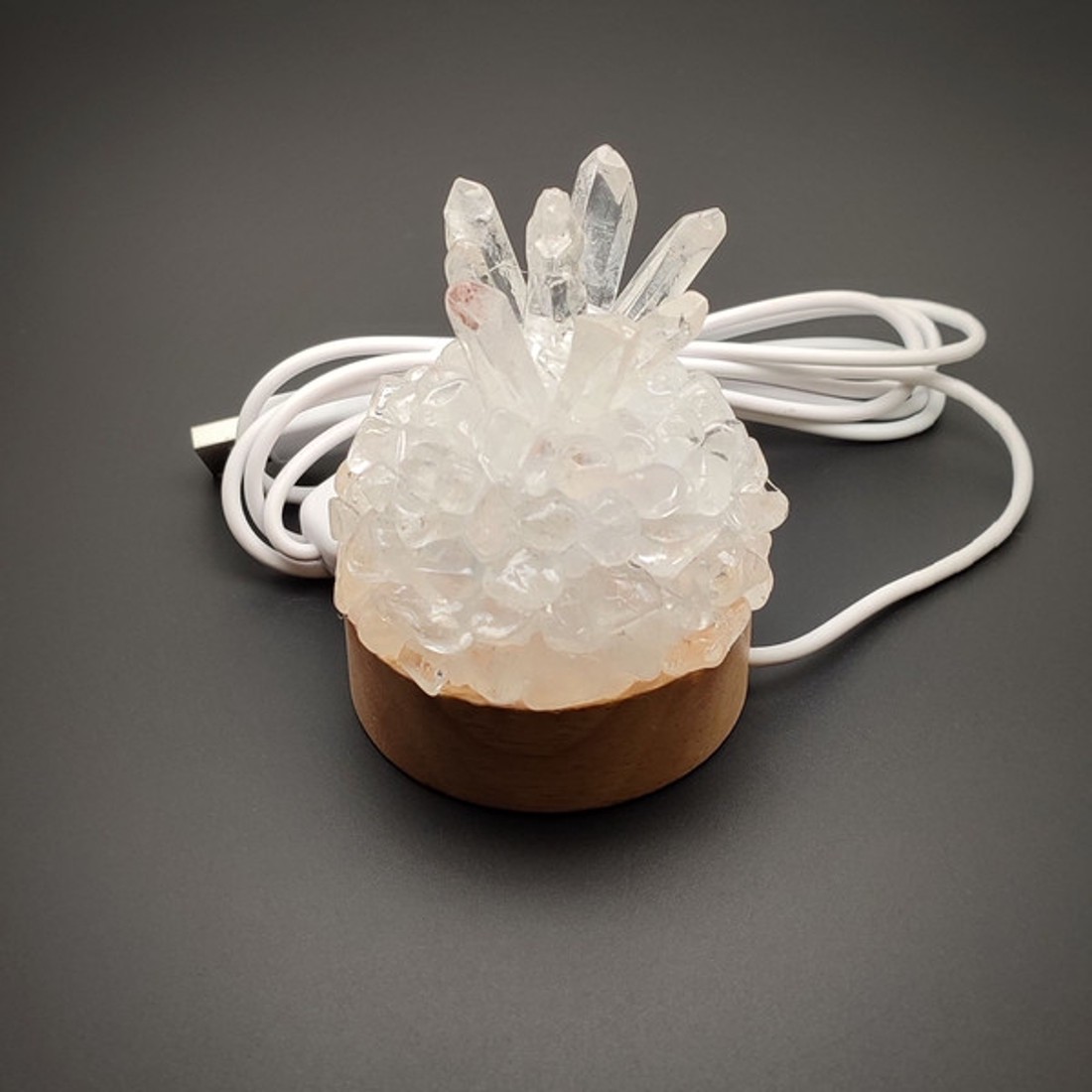 Hegyikristály hegyikristály félgömb ásvány hangulatlámpa fa talppal 6 cm - kellékek & szerszámok - ásvány alapanyag - Meska.hu