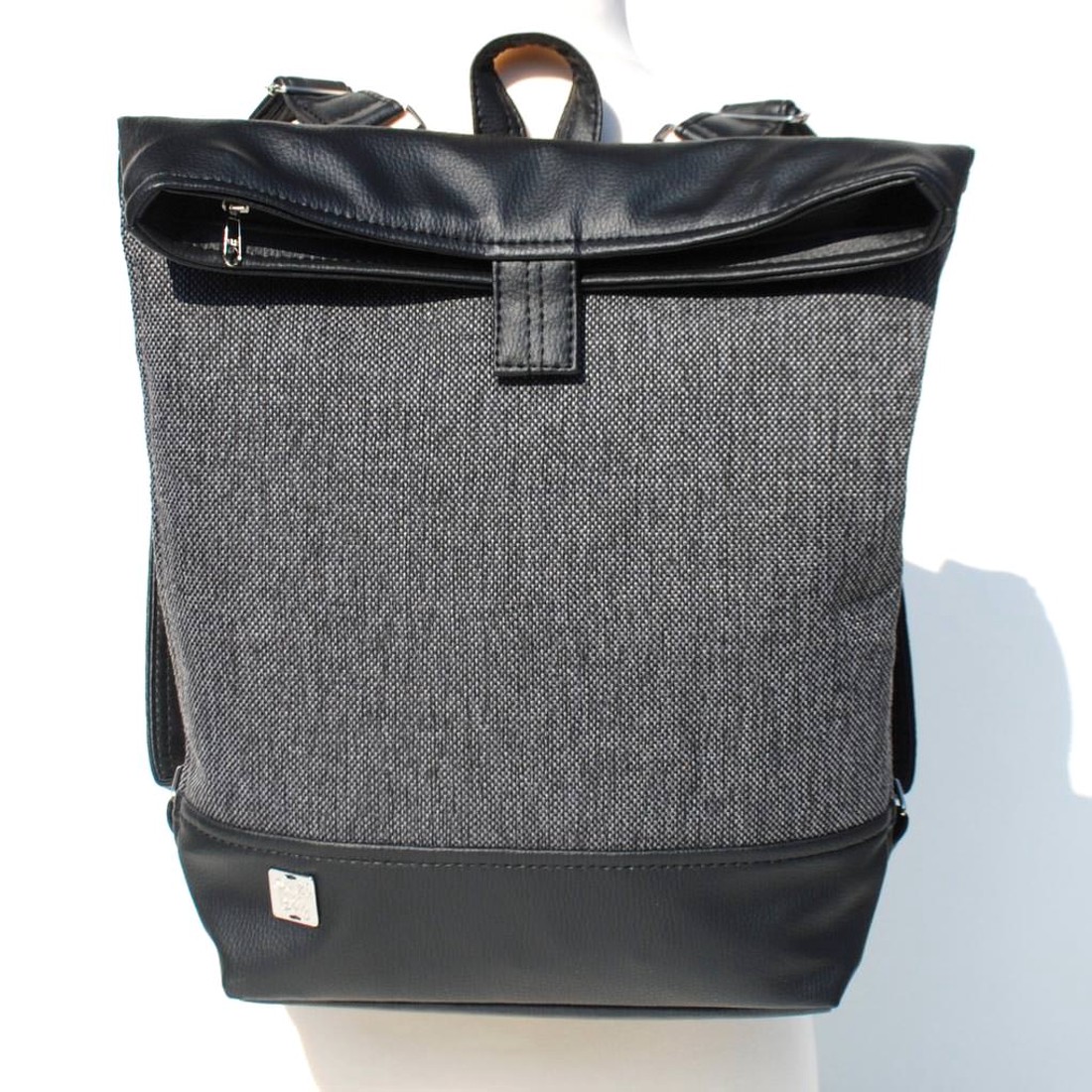 SuziartBag Fekete-szürke hátizsák - táska & tok - kézitáska & válltáska - válltáska - Meska.hu SuziartBag Fekete-szürke hátizsák - táska & tok - kézitáska & válltáska - válltáska - Meska.hu