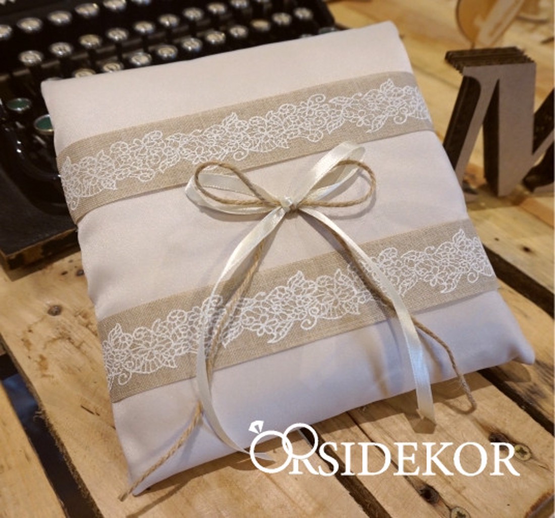 Gyűrűpárna csipkével és szalaggal díszítve - esküvő - kiegészítők - gyűrűtartó & gyűrűpárna - Meska.hu Gyűrűpárna csipkével és szalaggal díszítve - esküvő - kiegészítők - gyűrűtartó & gyűrűpárna - Meska.hu
