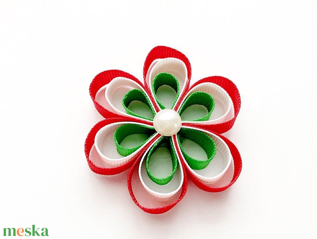 Nemzeti színű virágos hajcsat, kitűző, bross, kokárda - ékszer - kitűző és bross - kitűző - Meska.hu Nemzeti színű virágos hajcsat, kitűző, bross, kokárda - ékszer - kitűző és bross - kitűző - Meska.hu