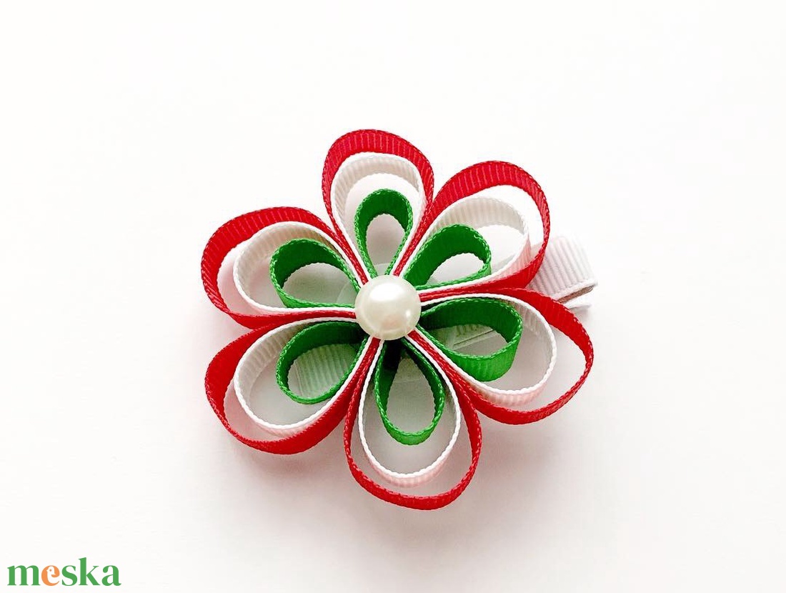 Nemzeti színű virágos hajcsat, kitűző, bross, kokárda - ékszer - kitűző és bross - kitűző - Meska.hu Nemzeti színű virágos hajcsat, kitűző, bross, kokárda - ékszer - kitűző és bross - kitűző - Meska.hu