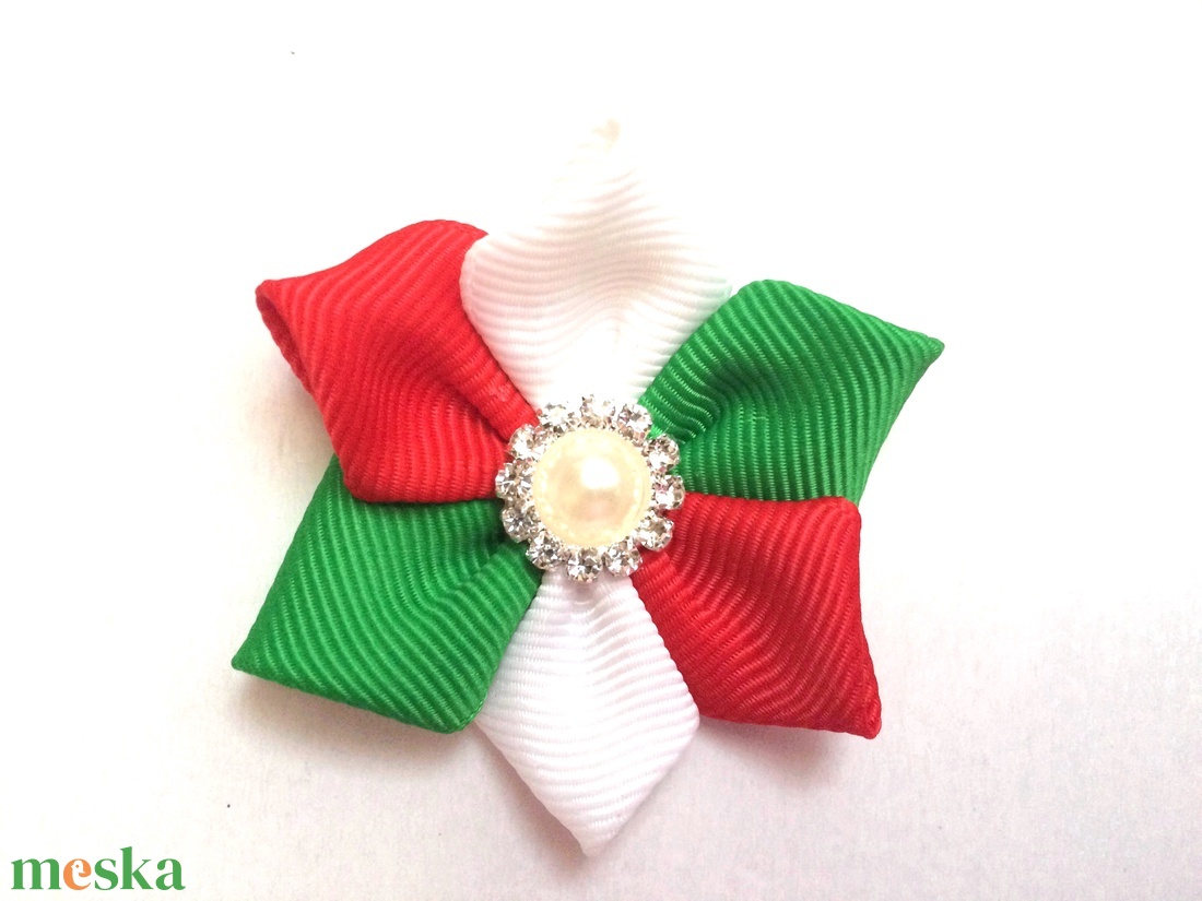 Nemzeti színű virágos hajcsat, kitűző, bross, hajgumi, kokárda - ékszer - kitűző és bross - kitűző - Meska.hu