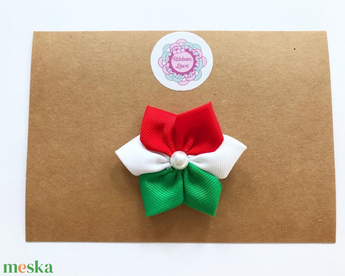 Nemzeti színű virágos hajcsat, kitűző, bross, hajgumi, kokárda - ékszer - kitűző és bross - kitűző - Meska.hu Nemzeti színű virágos hajcsat, kitűző, bross, hajgumi, kokárda - ékszer - kitűző és bross - kitűző - Meska.hu