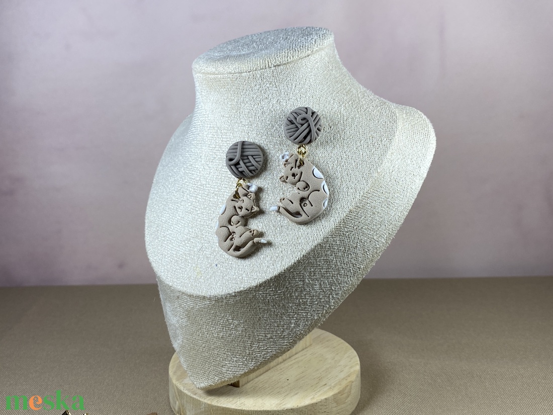 Cica-gombolyaggal fülbevaló - ékszer - ékszerszett - Meska.hu