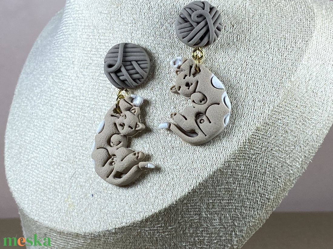 Cica-gombolyaggal fülbevaló - ékszer - ékszerszett - Meska.hu