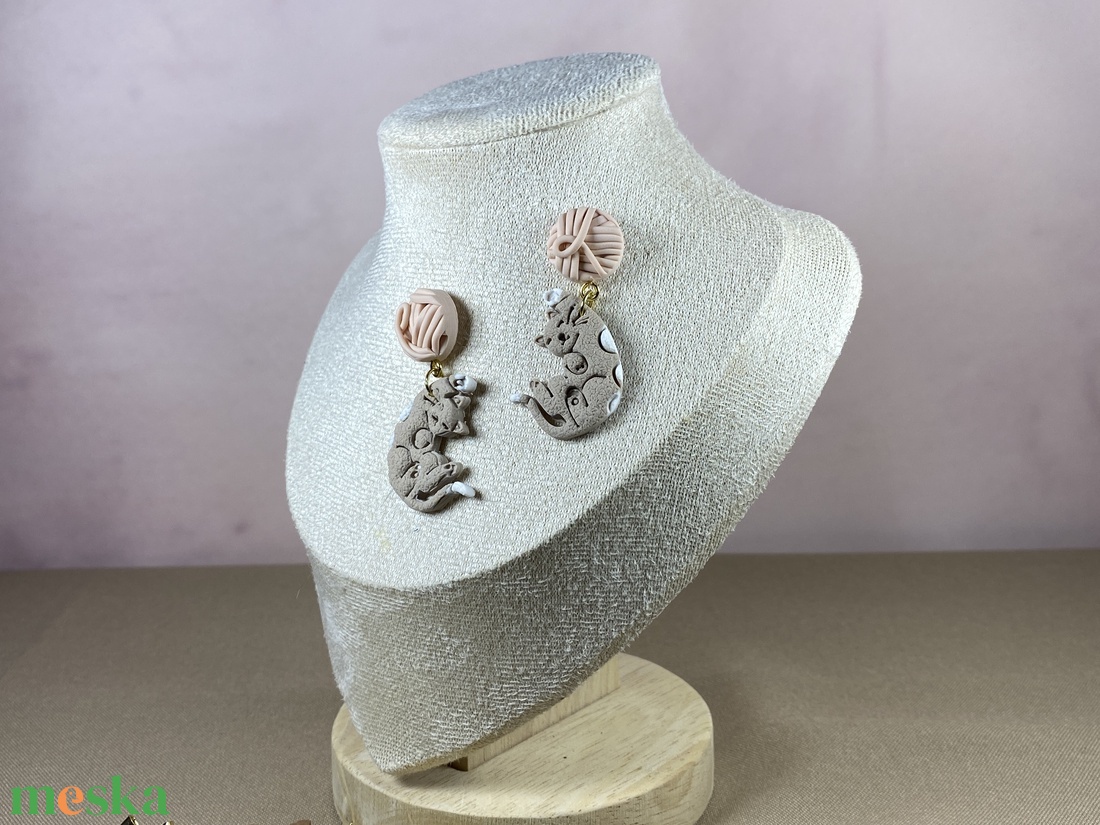 Cica-gombolyaggal fülbevaló - ékszer - ékszerszett - Meska.hu