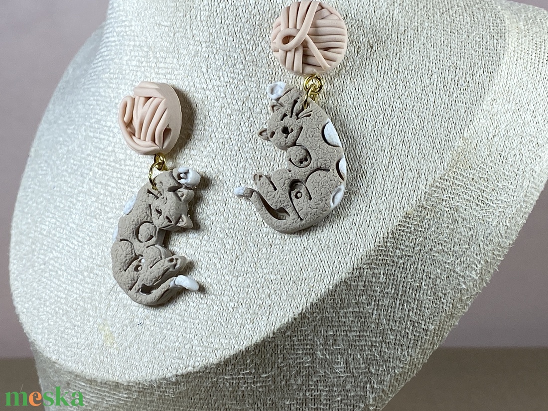 Cica-gombolyaggal fülbevaló - ékszer - ékszerszett - Meska.hu