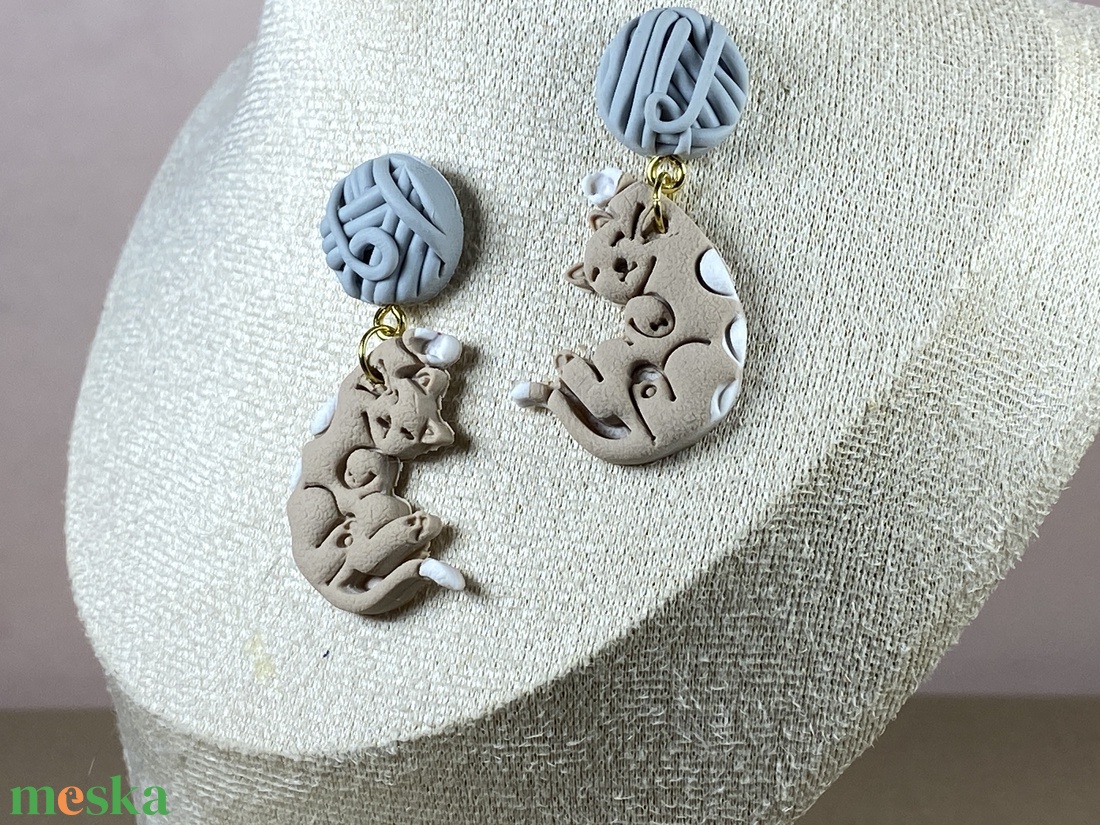 Cica-gombolyaggal fülbevaló - ékszer - ékszerszett - Meska.hu