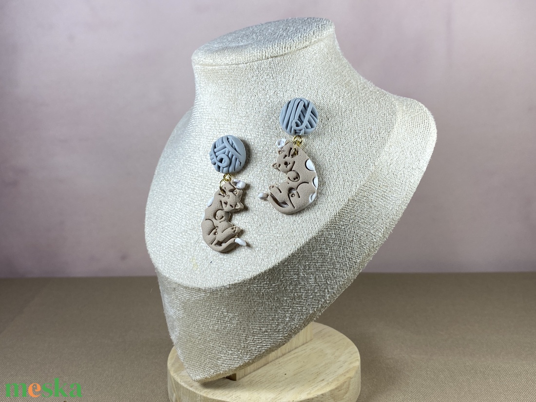 Cica-gombolyaggal fülbevaló - ékszer - ékszerszett - Meska.hu