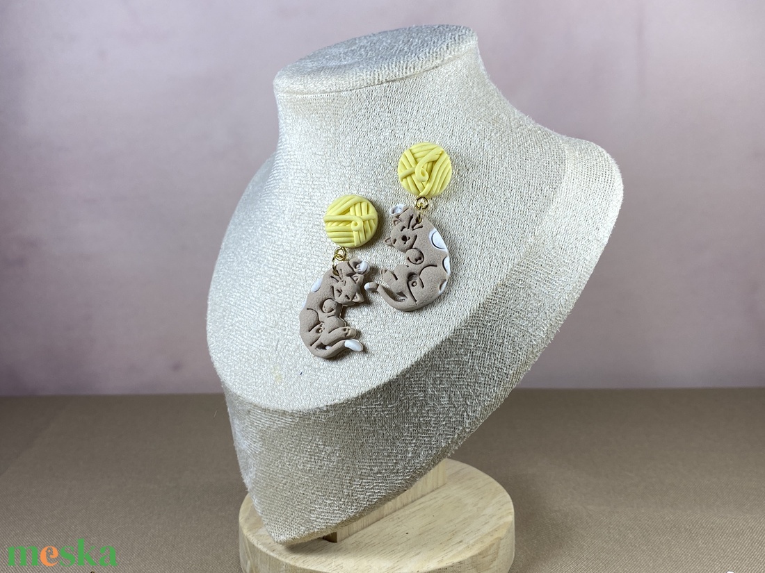 Cica-gombolyaggal fülbevaló - ékszer - ékszerszett - Meska.hu