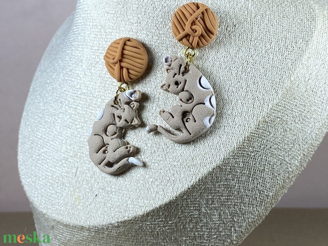 Cica-gombolyaggal fülbevaló - ékszer - ékszerszett - Meska.hu