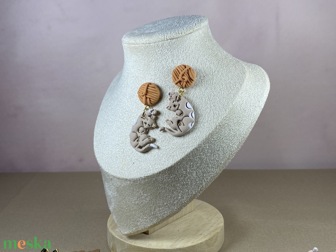 Cica-gombolyaggal fülbevaló - ékszer - ékszerszett - Meska.hu