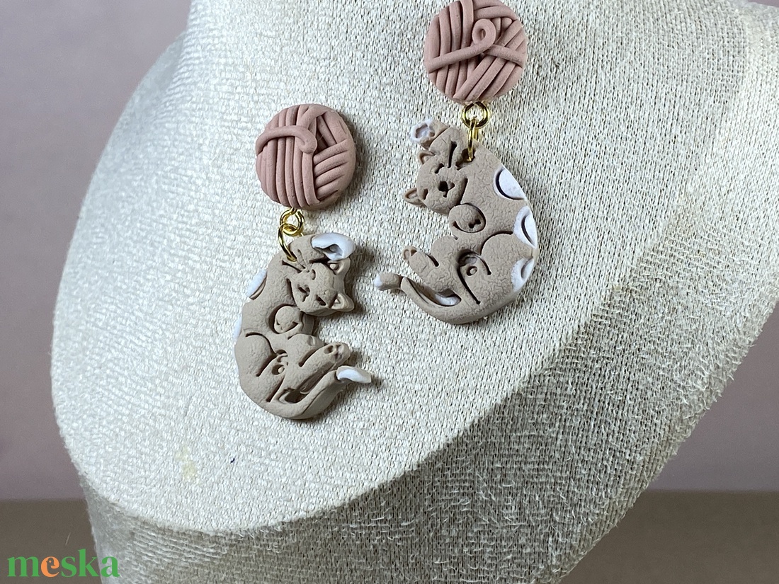 Cica-gombolyaggal fülbevaló - ékszer - ékszerszett - Meska.hu