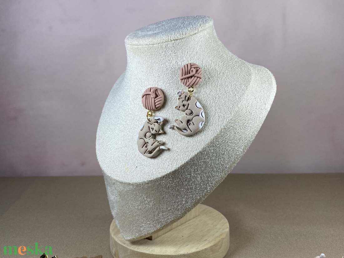 Cica-gombolyaggal fülbevaló - ékszer - ékszerszett - Meska.hu