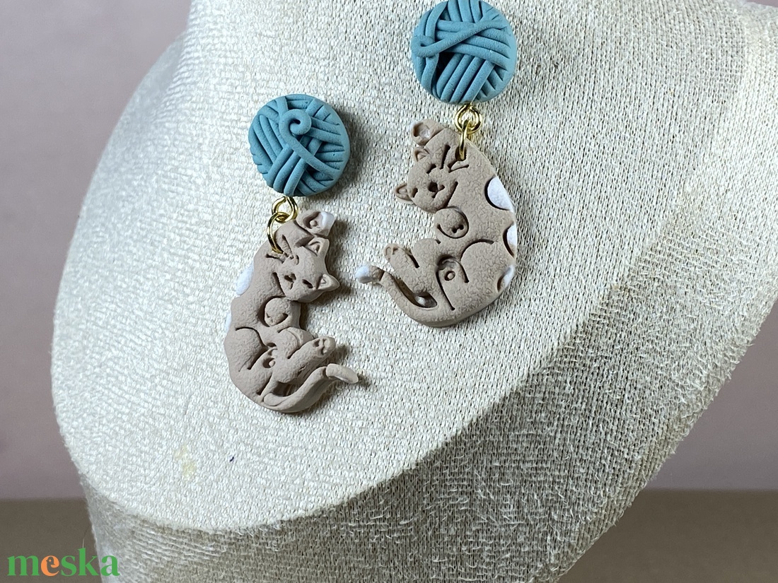 Cica-gombolyaggal fülbevaló - ékszer - ékszerszett - Meska.hu