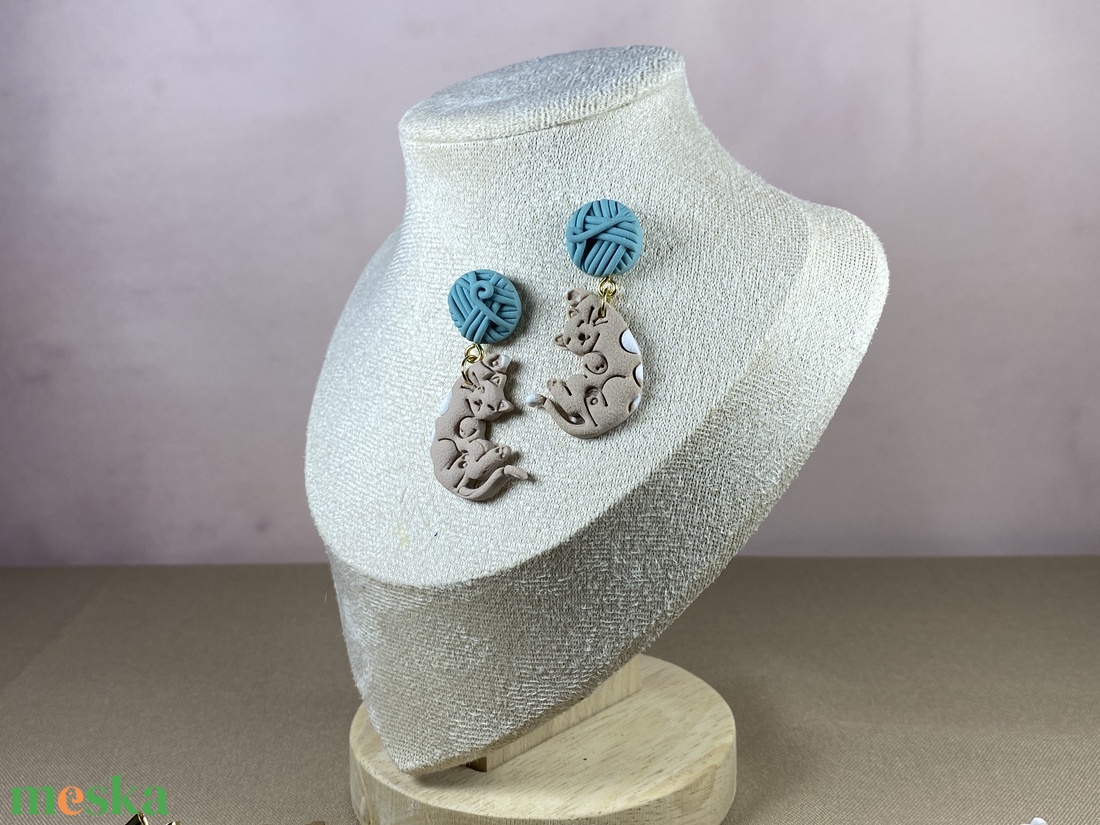 Cica-gombolyaggal fülbevaló - ékszer - ékszerszett - Meska.hu