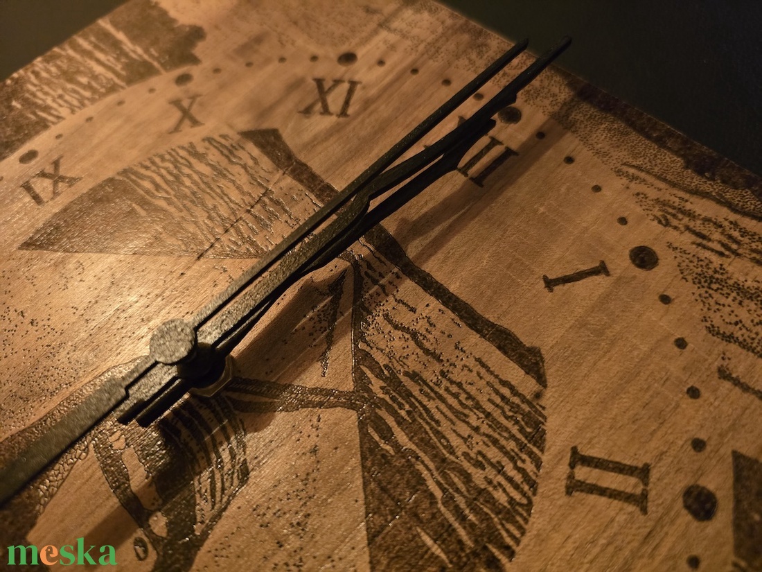 Egyedi falióra pirográfiával - otthon & életmód - dekoráció - fali és függő dekoráció - falióra & óra - Meska.hu