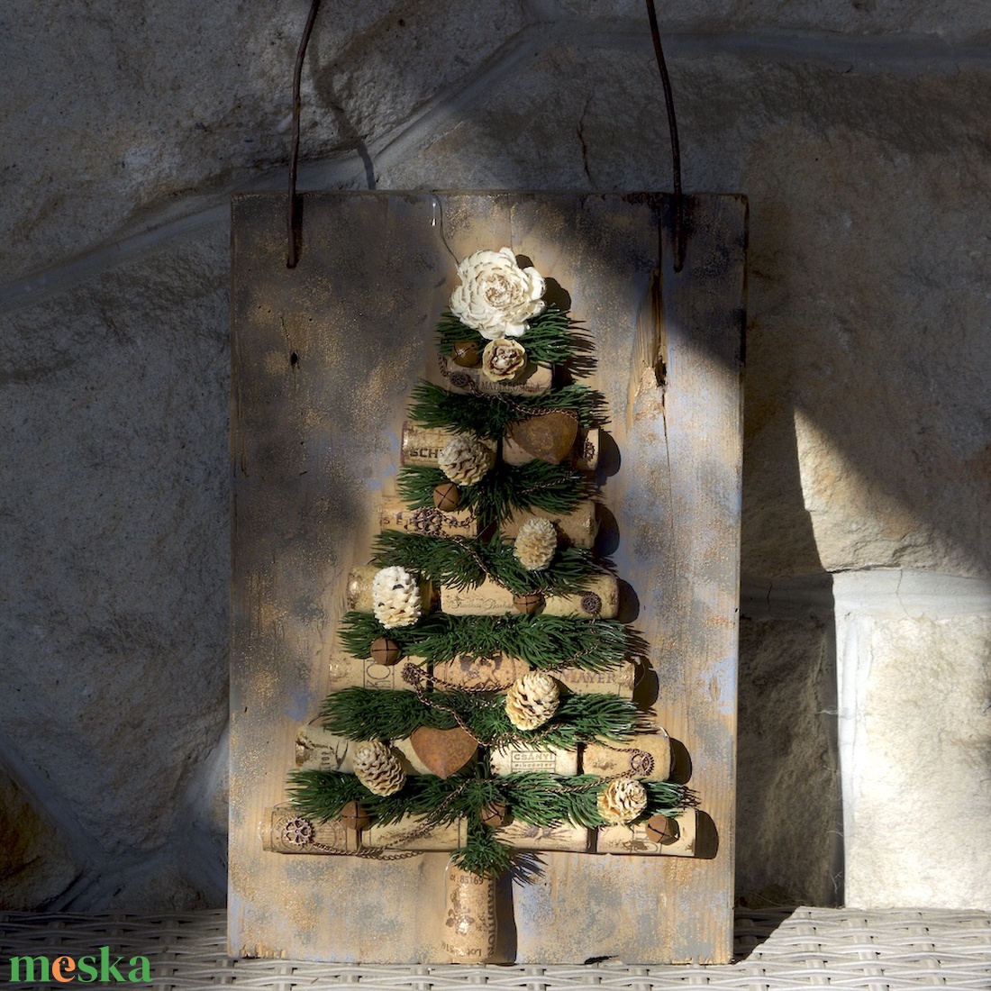 Karácsonyi - téli ajtódísz parafadugókkal LED világítással - karácsony - karácsonyi lakásdekoráció - karácsonyi ajtódíszek - Meska.hu