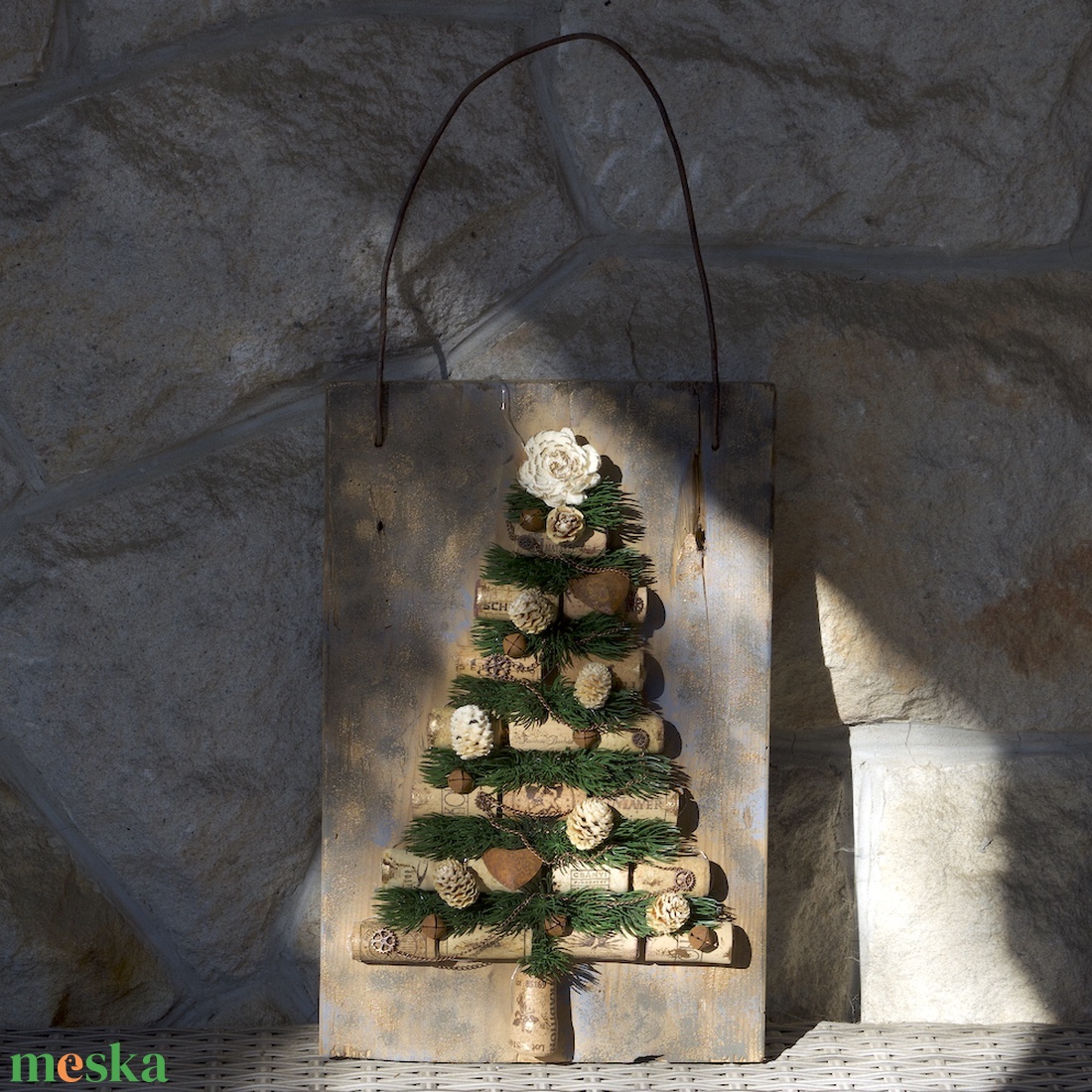 Karácsonyi - téli ajtódísz parafadugókkal LED világítással - karácsony - karácsonyi lakásdekoráció - karácsonyi ajtódíszek - Meska.hu