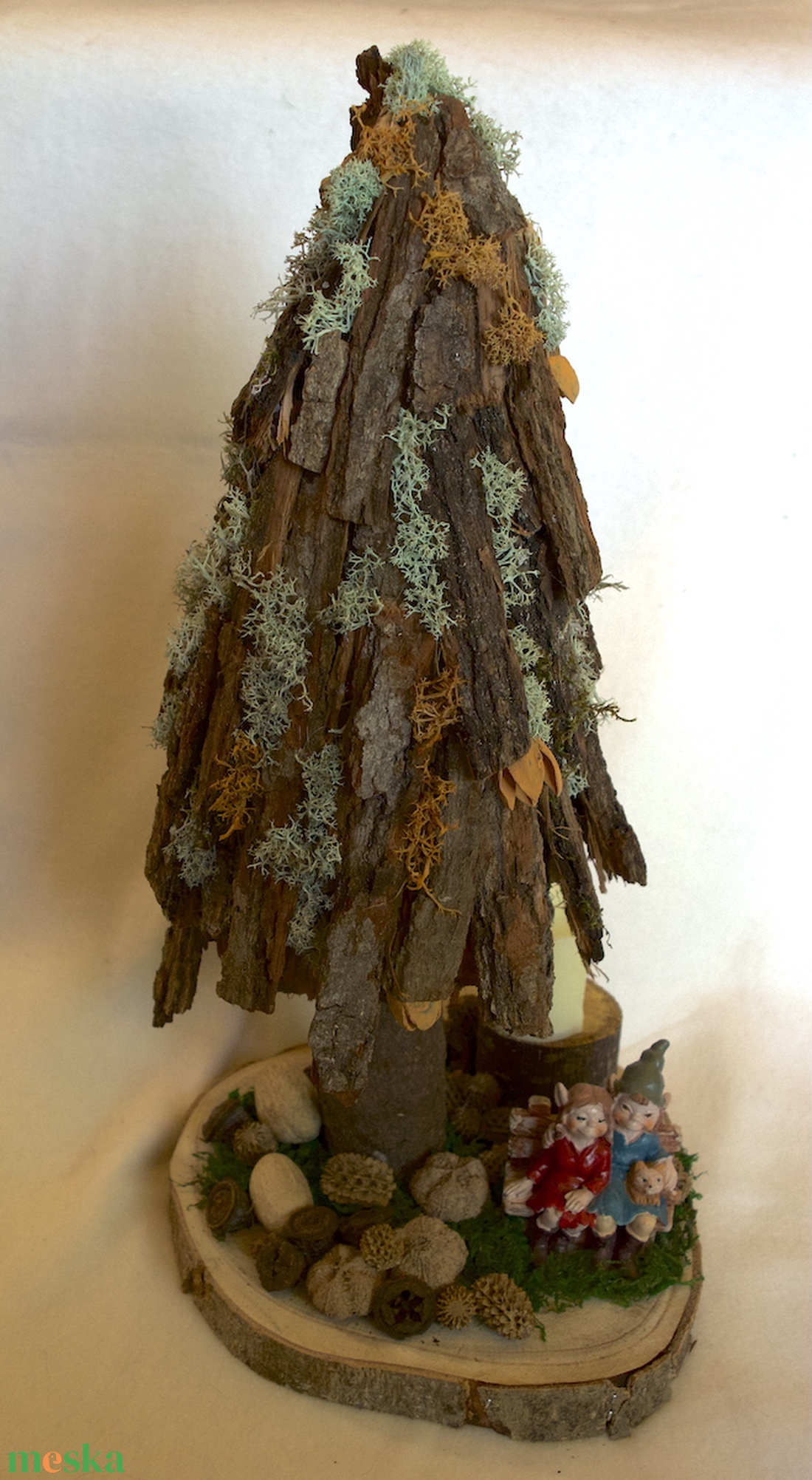 Karácsonyi dekoráció, koboldpárral, fakéregből készült fával - karácsony - karácsonyi lakásdekoráció - karácsonyi lakásdíszek - Meska.hu