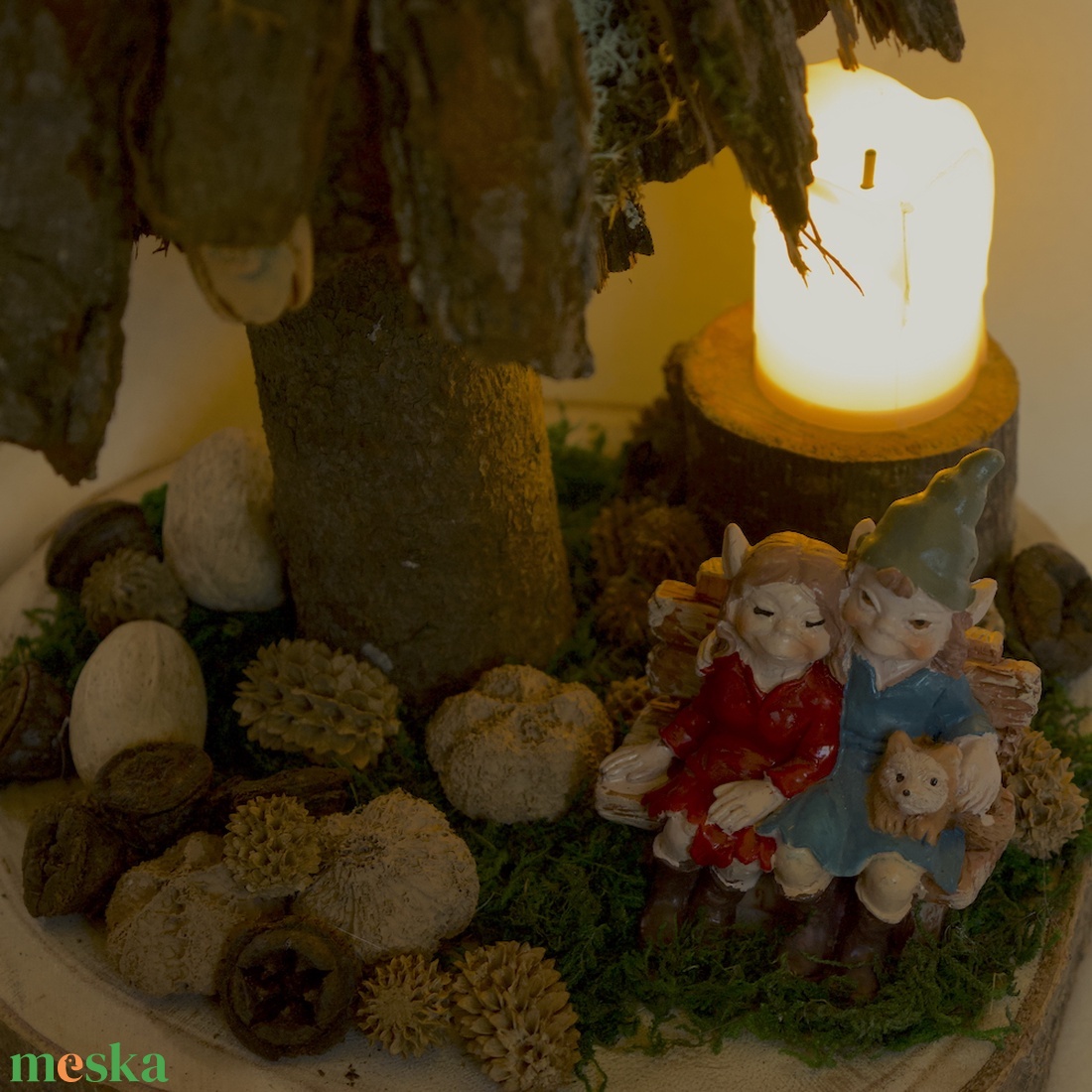 Karácsonyi dekoráció, koboldpárral, fakéregből készült fával - karácsony - karácsonyi lakásdekoráció - karácsonyi lakásdíszek - Meska.hu