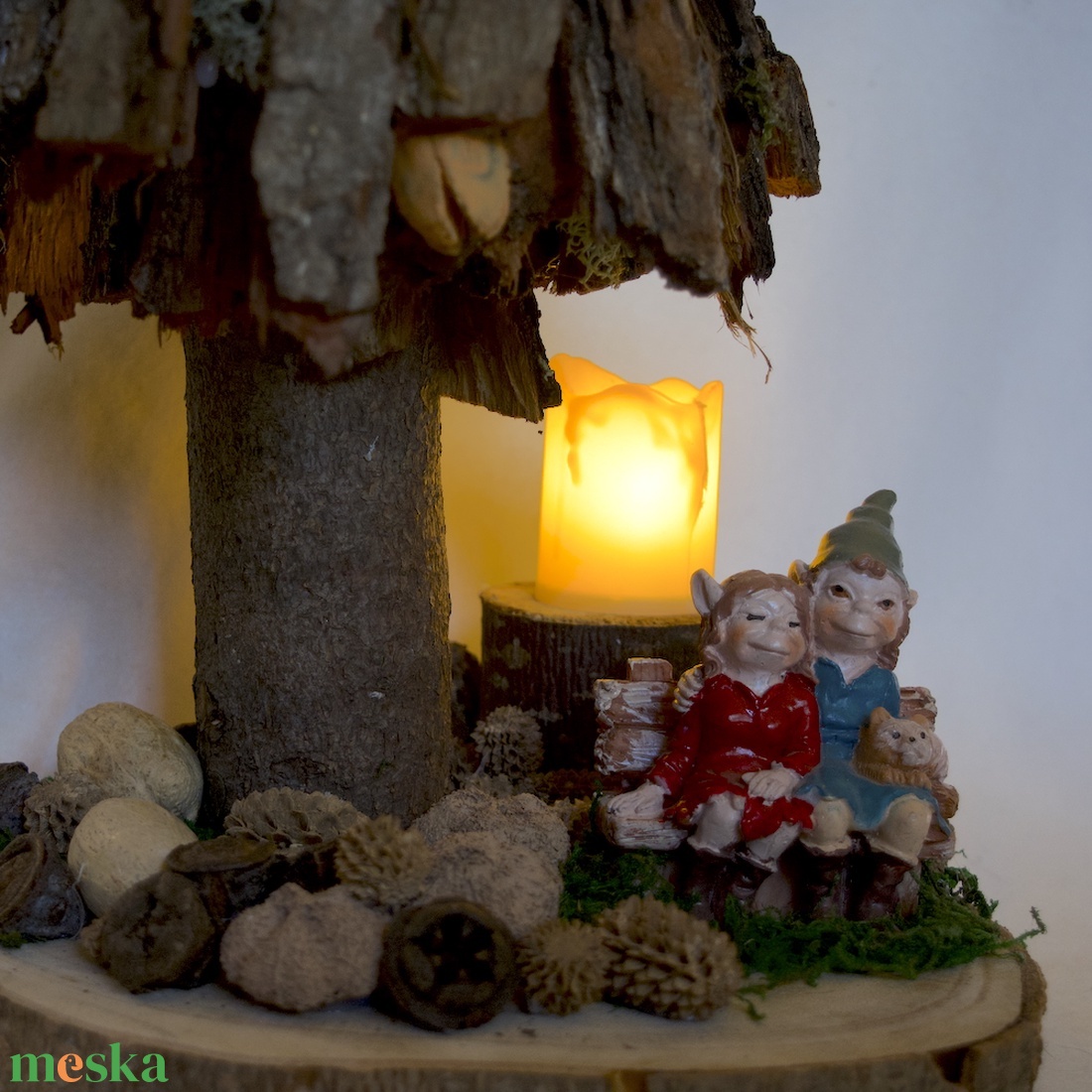 Karácsonyi dekoráció, koboldpárral, fakéregből készült fával - karácsony - karácsonyi lakásdekoráció - karácsonyi lakásdíszek - Meska.hu
