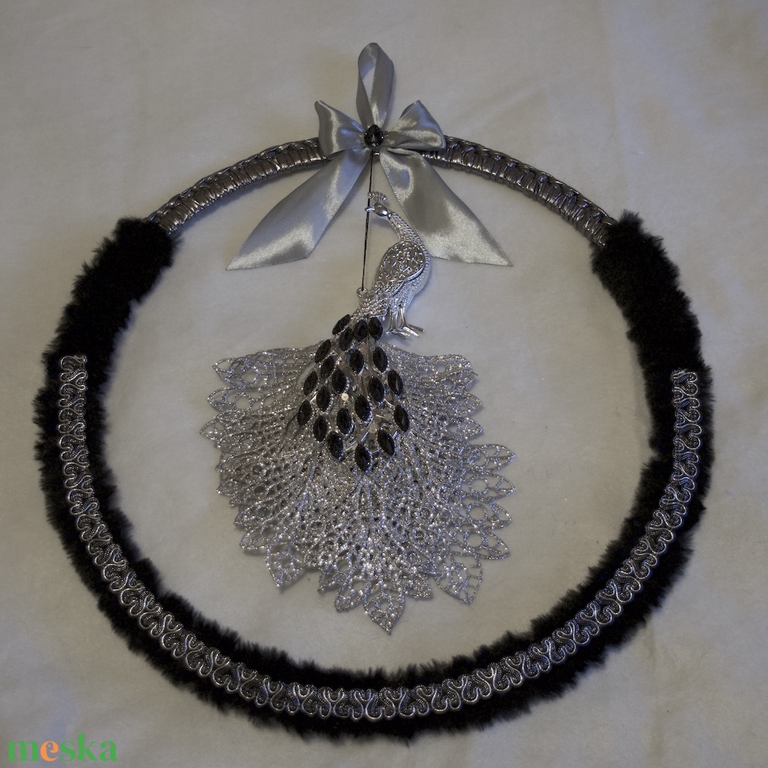 Ezüst-fekete páva fali - ajtódísz - karácsony - karácsonyi lakásdekoráció - karácsonyi ajtódíszek - Meska.hu