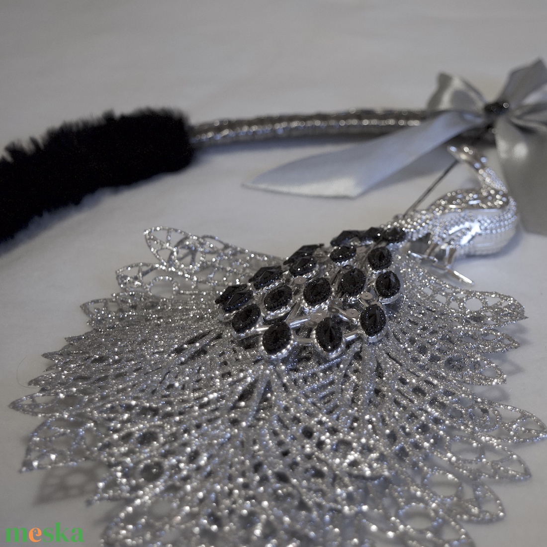 Ezüst-fekete páva fali - ajtódísz - karácsony - karácsonyi lakásdekoráció - karácsonyi ajtódíszek - Meska.hu