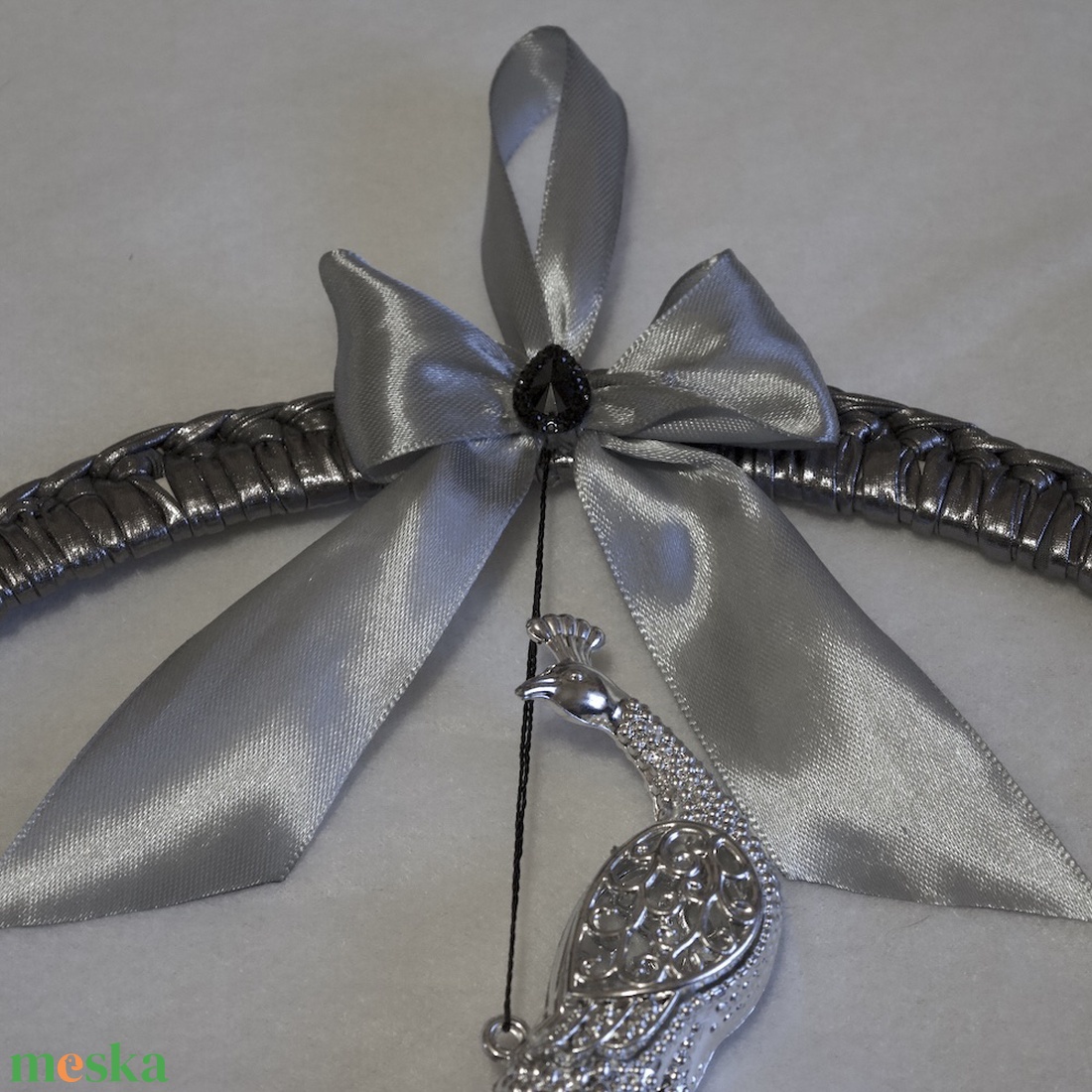 Ezüst-fekete páva fali - ajtódísz - karácsony - karácsonyi lakásdekoráció - karácsonyi ajtódíszek - Meska.hu