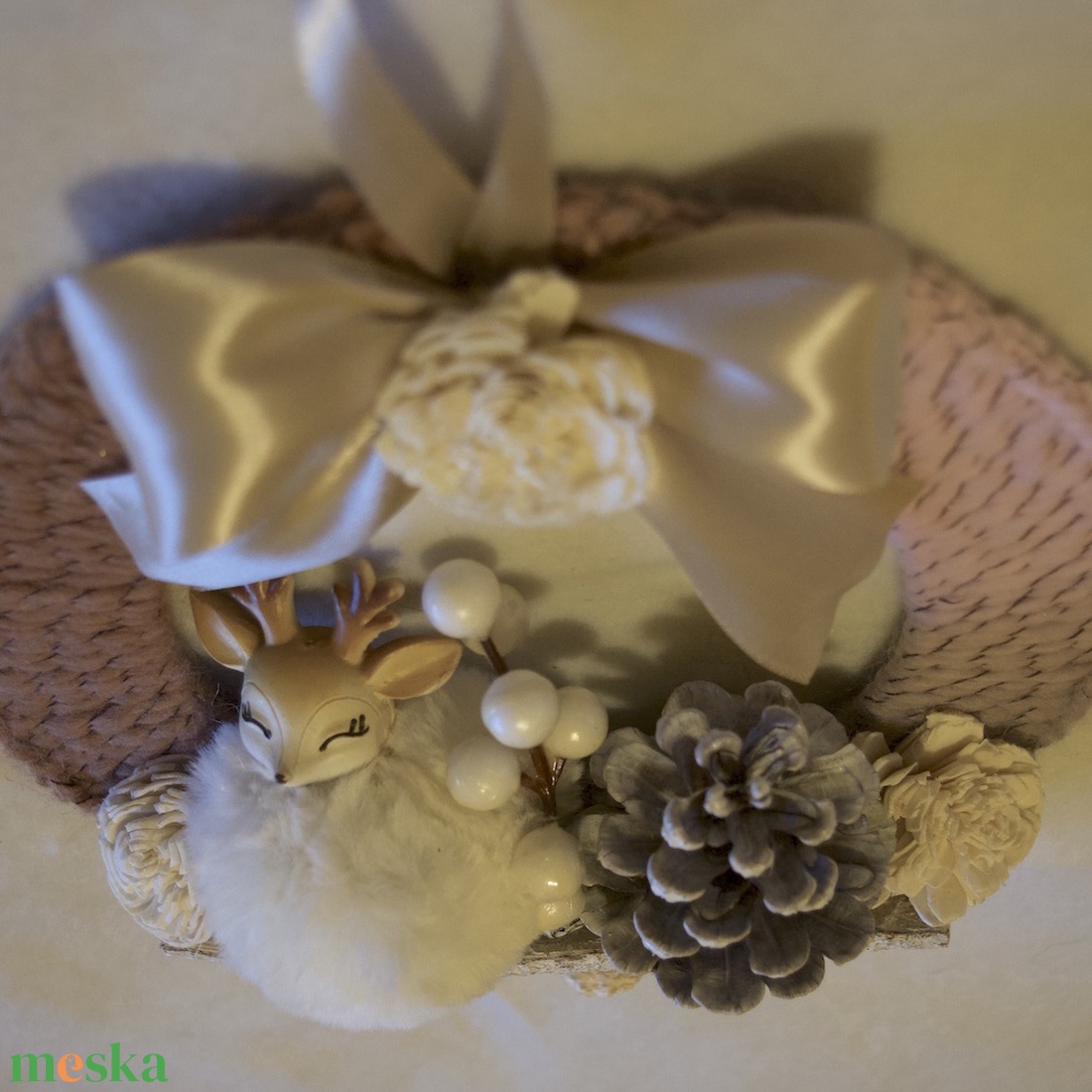 Karácsonyi ajtódísz puha őzikével pasztell színű alapon - karácsony - karácsonyi lakásdekoráció - karácsonyi ajtódíszek - Meska.hu