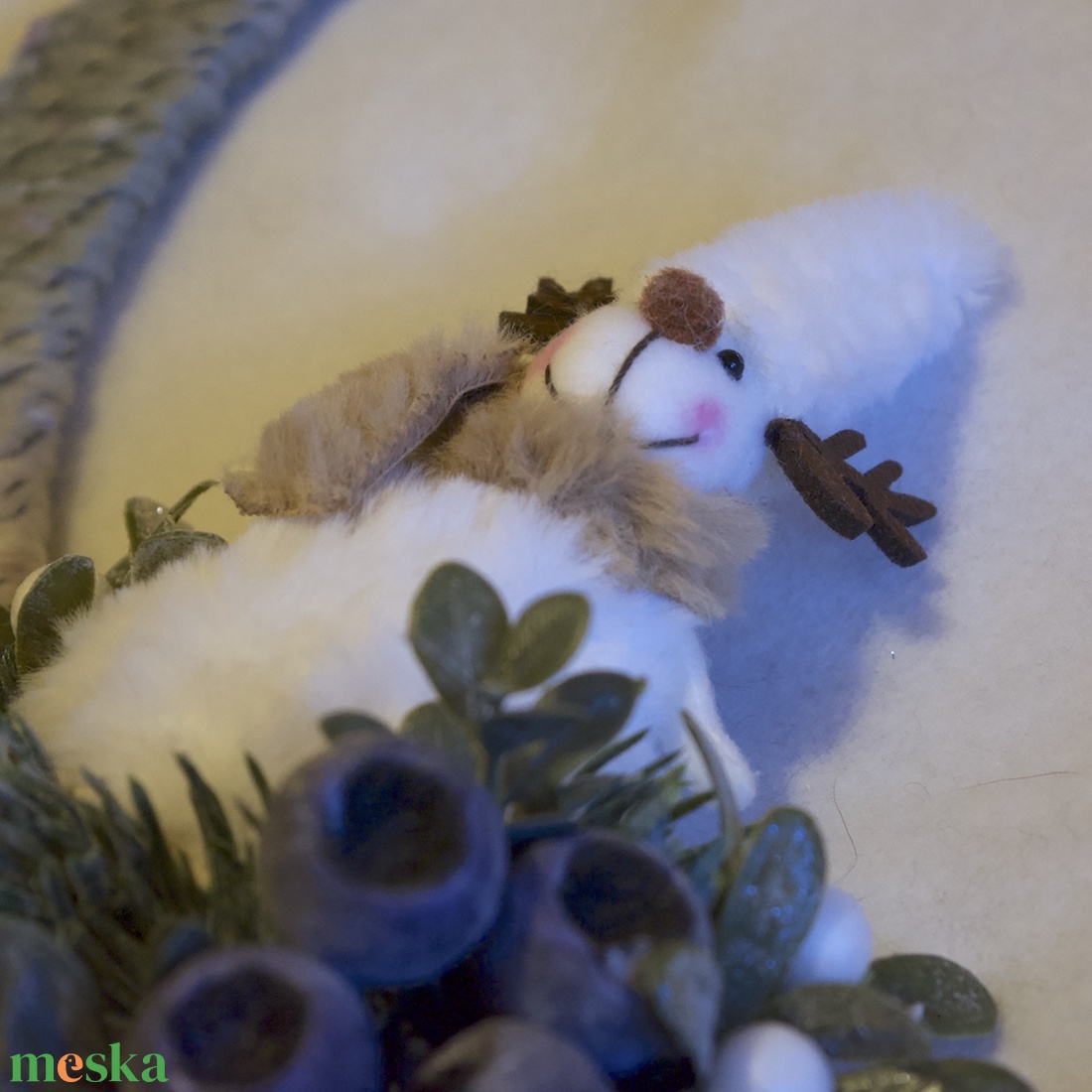 Felemás beige-hamvas kopogtató szarvas figurával - karácsony - karácsonyi lakásdekoráció - karácsonyi ajtódíszek - Meska.hu